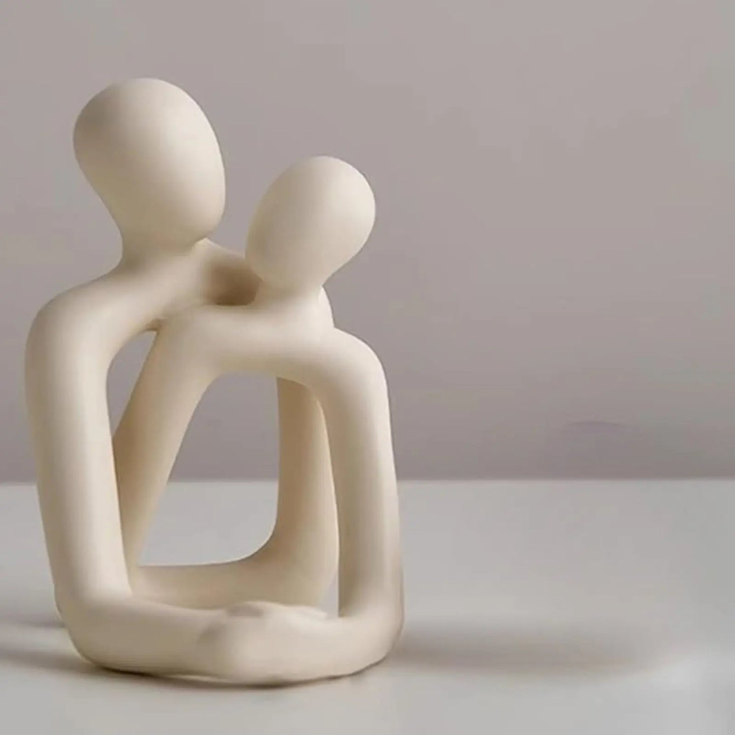 Heartwarming Couple Resin Figurine – Modern Decorative Accent for Home & Bookshelves