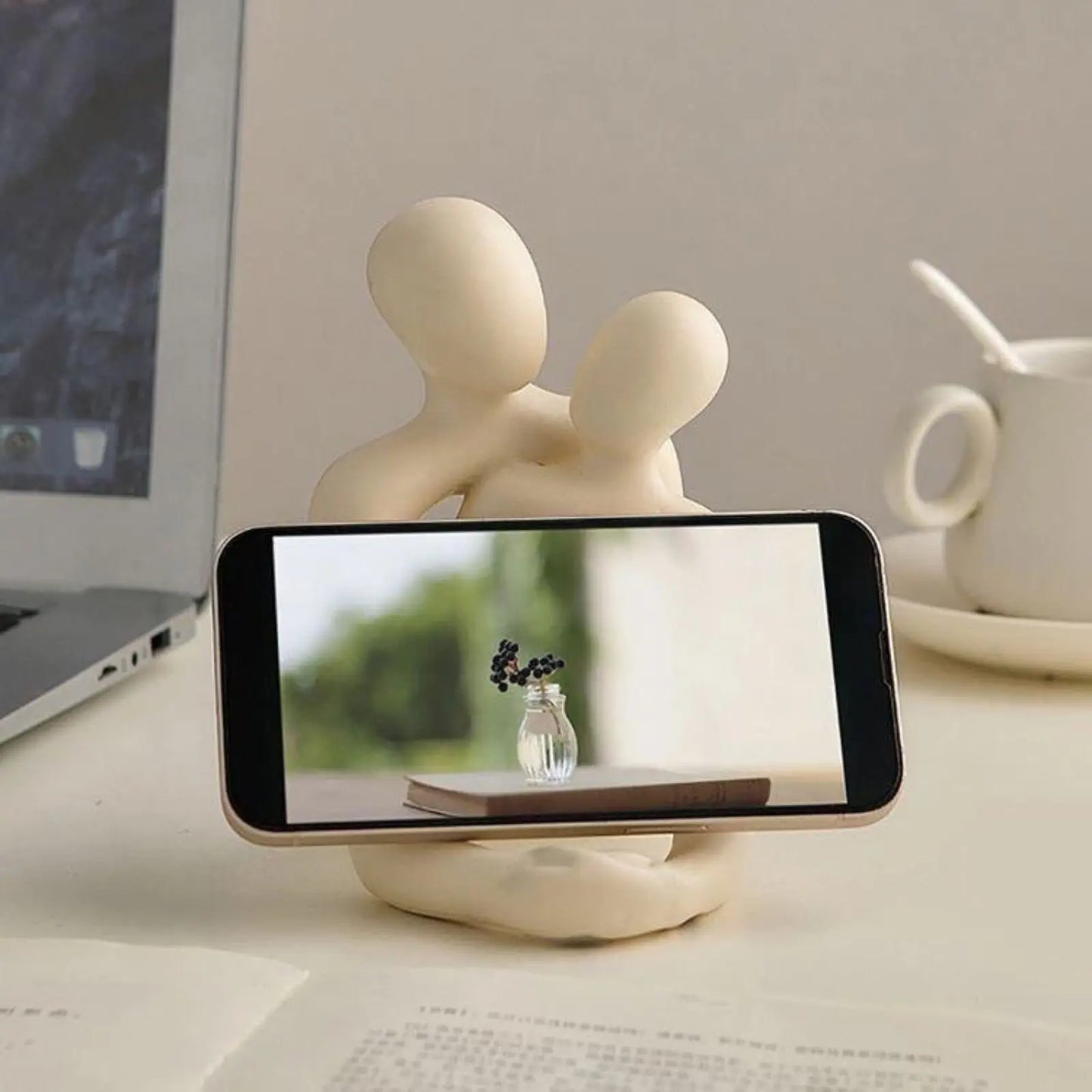 Heartwarming Couple Resin Figurine – Modern Decorative Accent for Home & Bookshelves