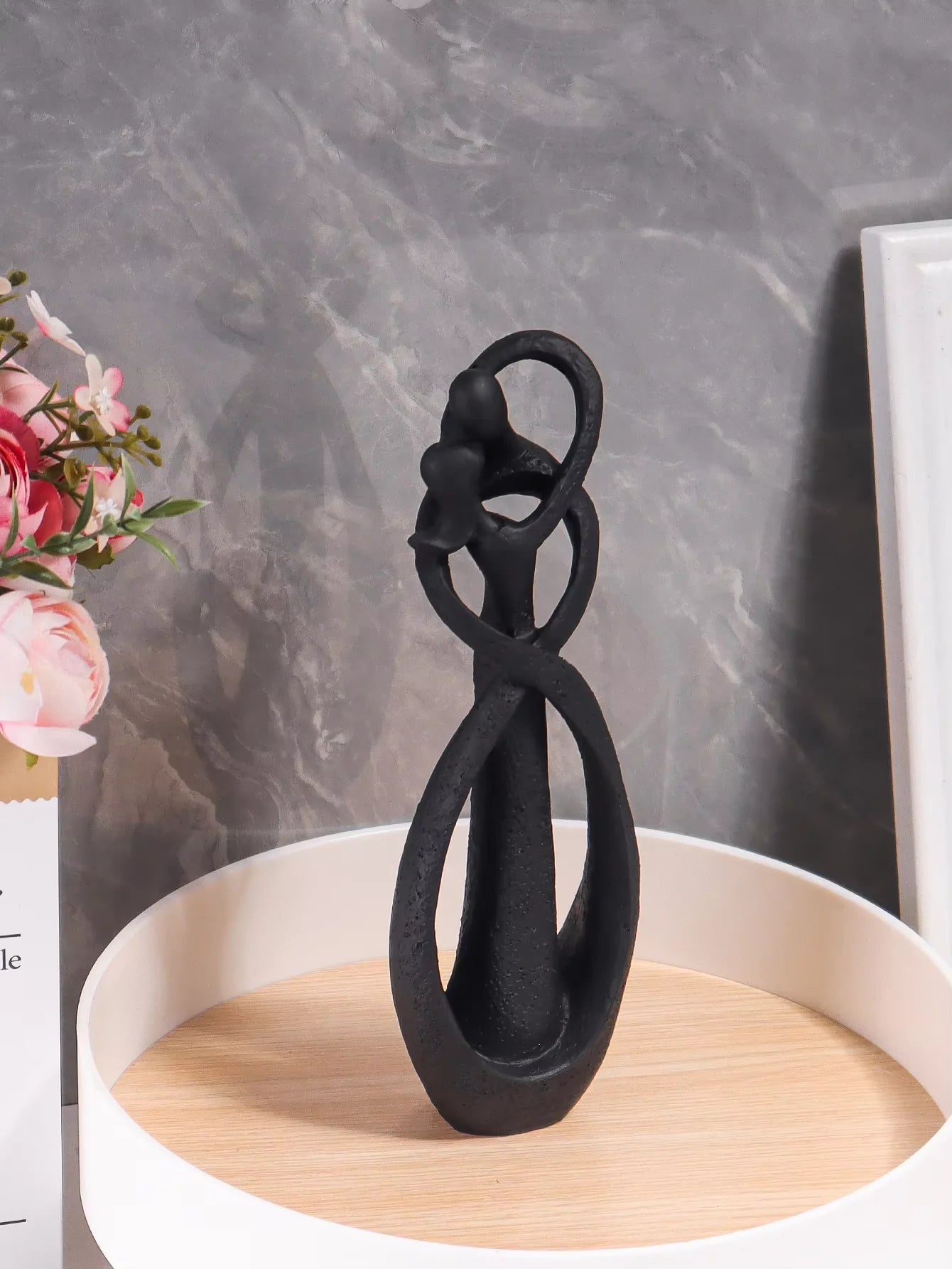 Elegant Embrace Couple Sculpture – Nordic Style Resin Art for Home & Office Decor