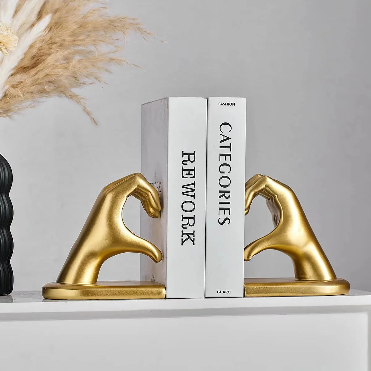 Golden Heart Hands Decorative Bookends – Luxury Resin Sculptures for Shelves & Home Office Decor