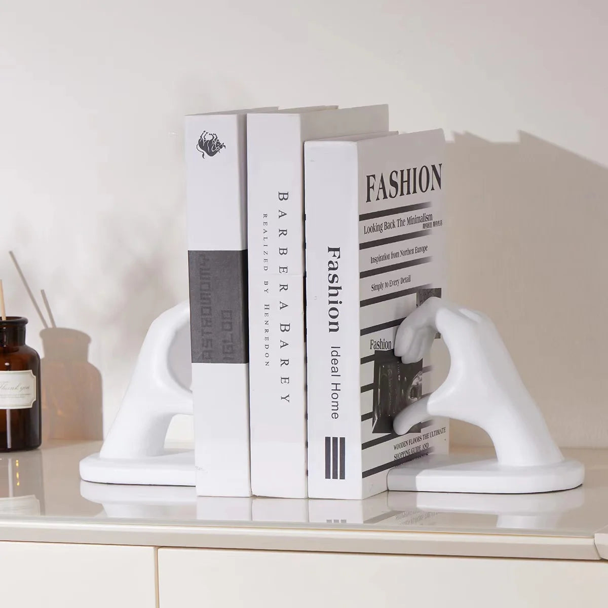 Golden Heart Hands Decorative Bookends – Luxury Resin Sculptures for Shelves & Home Office Decor