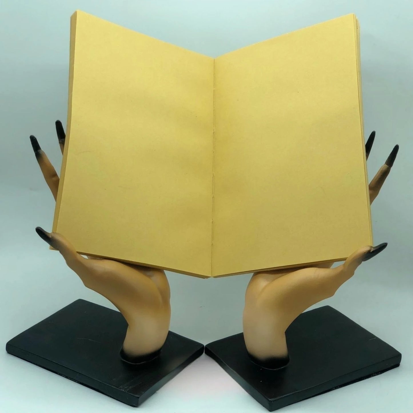 Gothic Halloween Bookends – Scary Hand-Shaped Resin Decor for Shelves & Spooky Home Styling