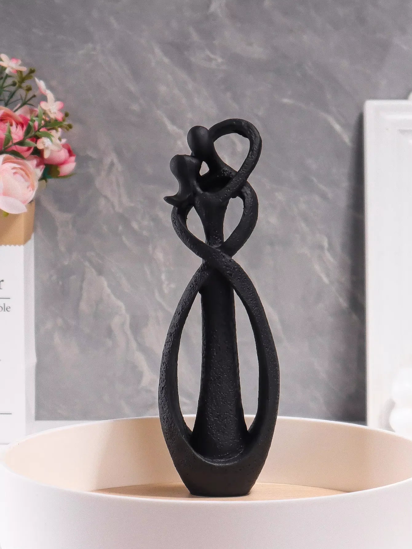 Elegant Embrace Couple Sculpture – Nordic Style Resin Art for Home & Office Decor